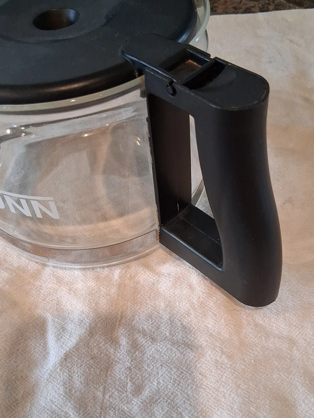 Bunn 10-cup replacement‎ glass carafe featuring a black lid and handle.